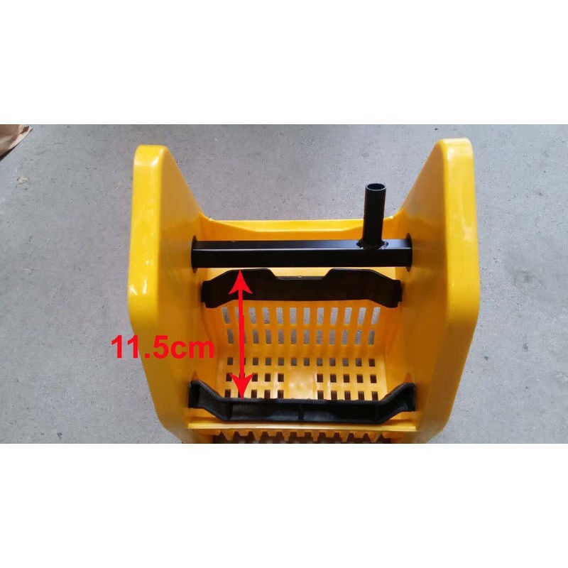 https://assets.mydeal.com.au/44176/twin-mop-bucket-with-wringer-system-and-trolley-36l_02.jpg?v=637720485224929452&imgclass=dealpageimage