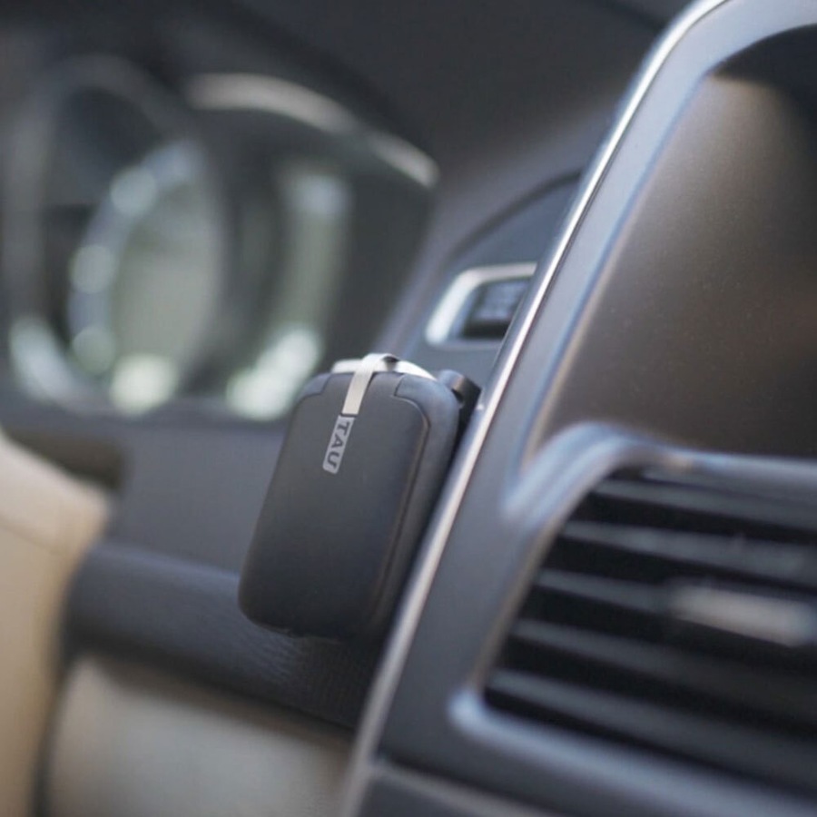 TAU 1400mAh Keychain Powerbank Charger/Lightning/USB-C for iPhone 12/Galaxy BK