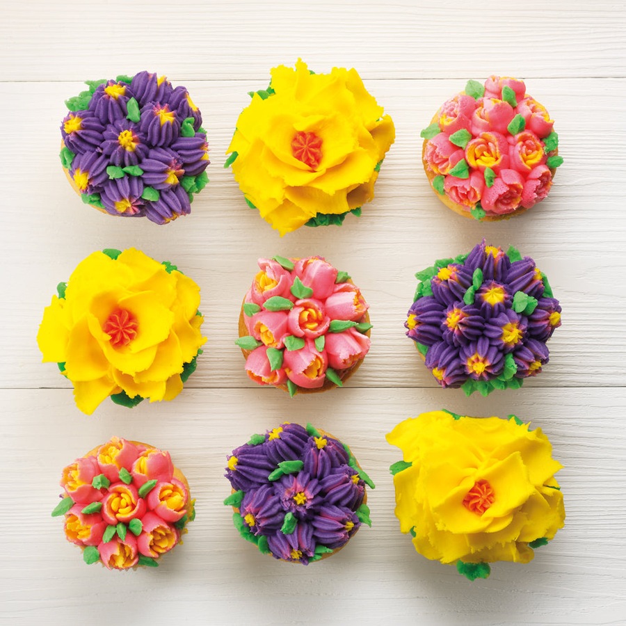 Professional Bake Flower Nozzle with 8 Piping Bags - Designs May Vary Soffritto