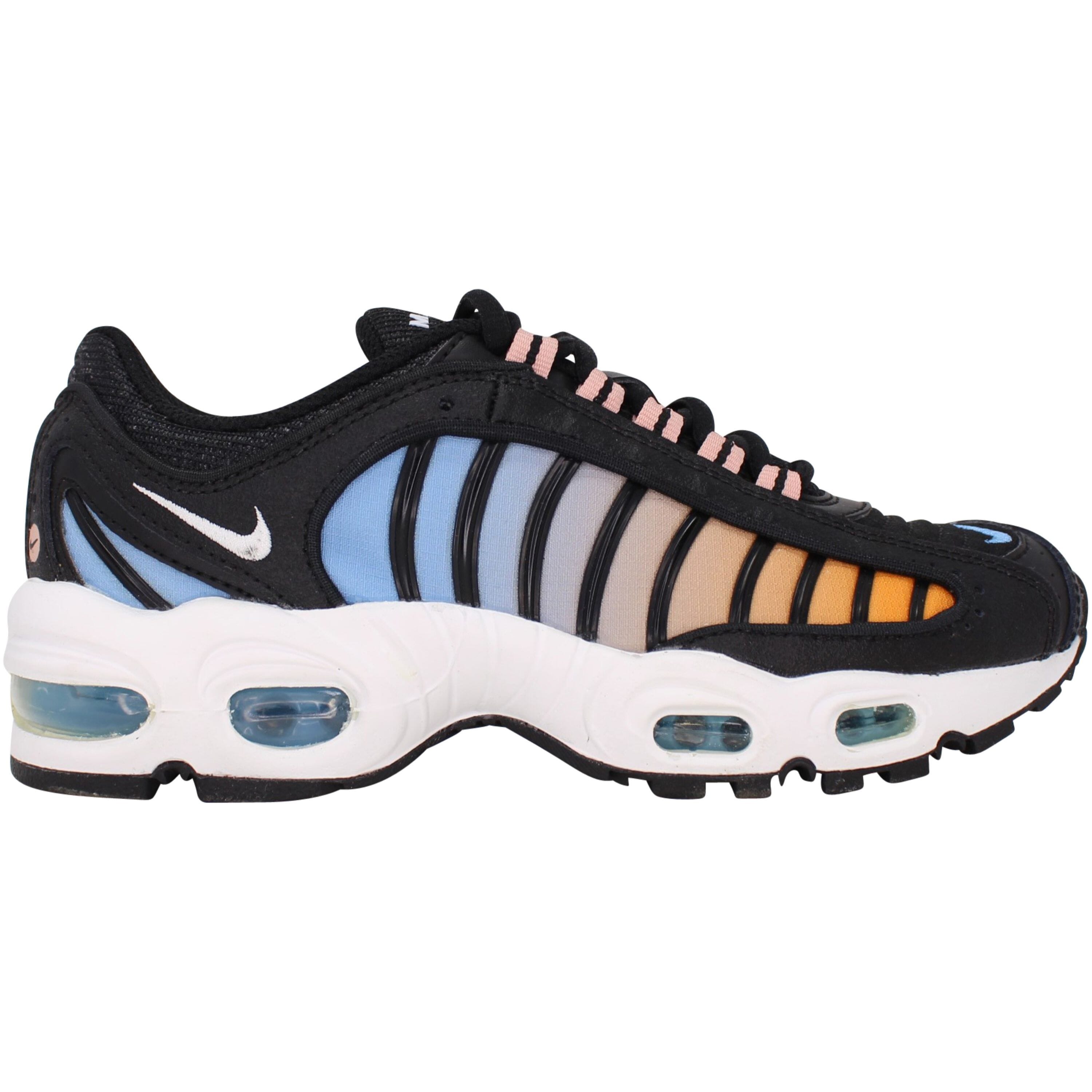 black and white tailwinds