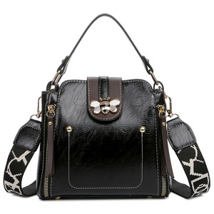 New Fashion Women Square Lock Sac Leisure PU Leather Wide Shoulder Bag Luxury Small Bee Woman Messenger Crossbody Rivet Bag