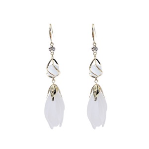 E21 White Tulip Petal Tassel Earrings Korean Alloy Ear Jewelry for Girls Women Decorative Party Wedding