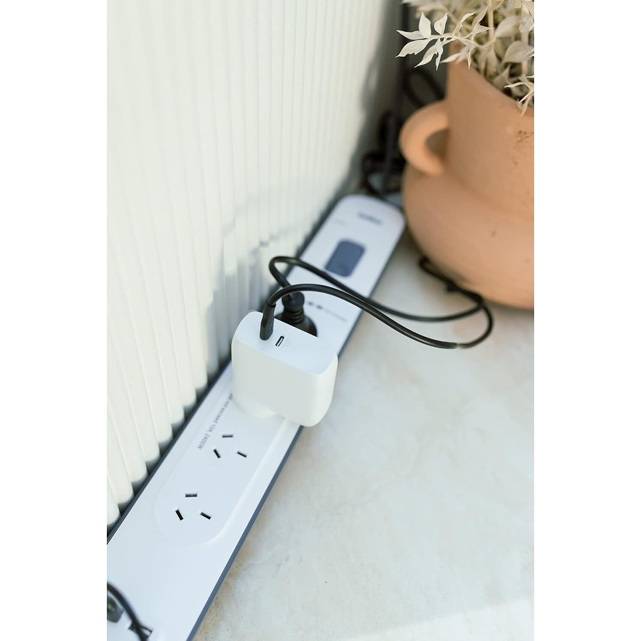 Belkin 4-Outlet Surge Protection Strip with 2,4 Amp USB Charging, White/Grey - BSV401au2M