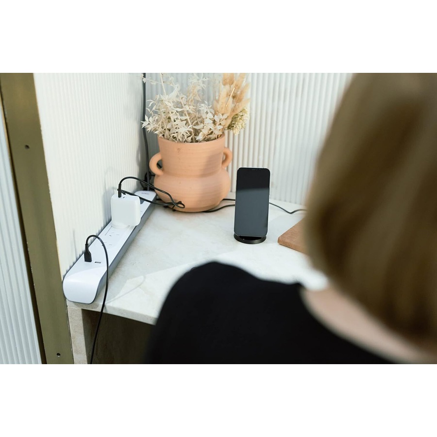 Belkin 4-Outlet Surge Protection Strip with 2,4 Amp USB Charging, White/Grey - BSV401au2M