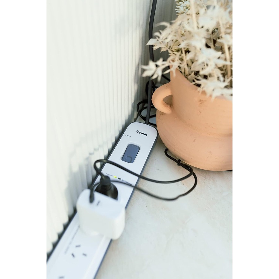 Belkin 4-Outlet Surge Protection Strip with 2,4 Amp USB Charging, White/Grey - BSV401au2M