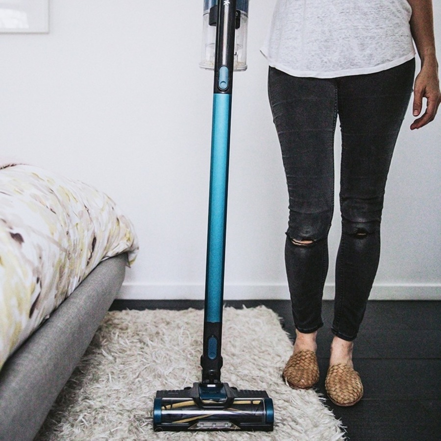 Shark Cordless Vacuum Cleaner with Self Cleaning Brushroll IZ102