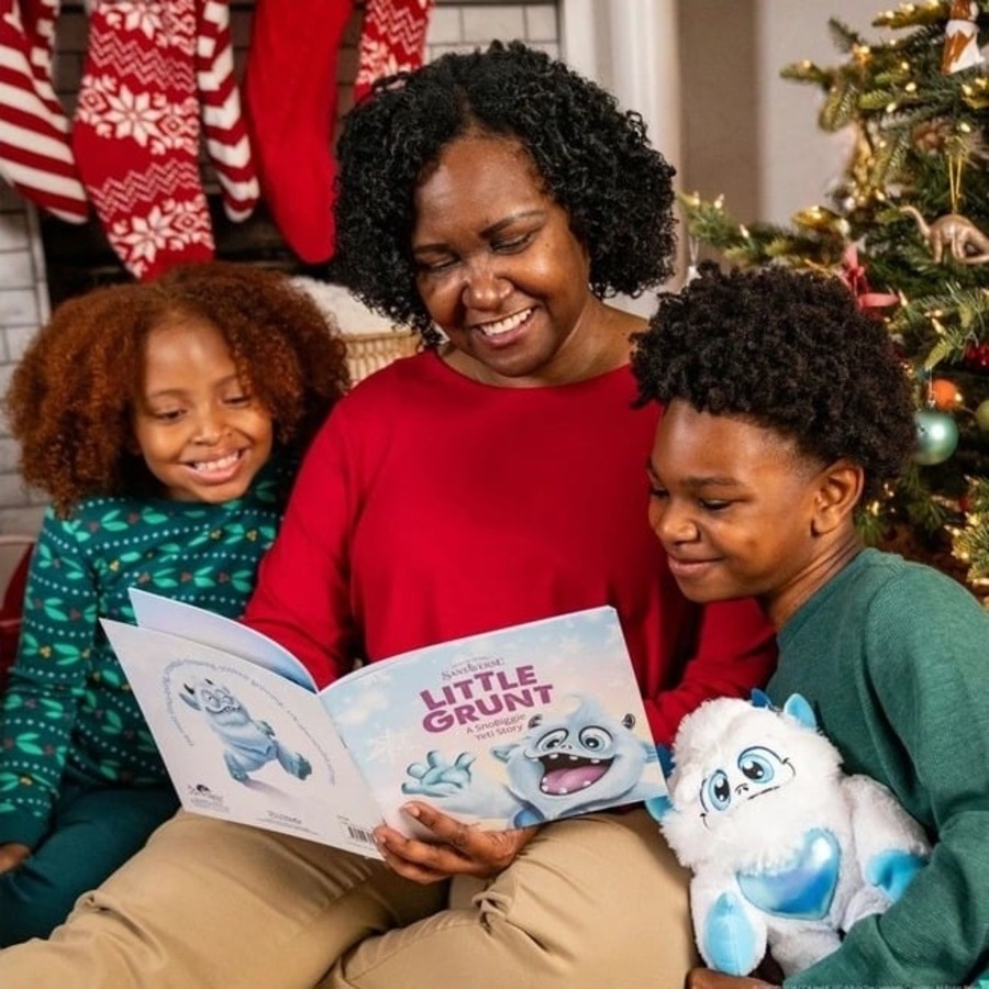 Elf on the Shelf Santaverse Snobiggie Yeti Little Grunt Plush and Book Set