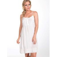 Leona slip off white