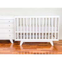 Boston Cot White & White Madison 4 Drawer Chest Package